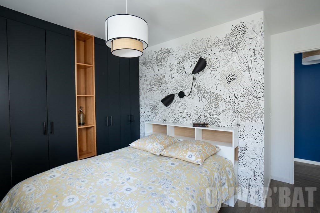 Tête de lit papier-peint et menuiserie sur mesure