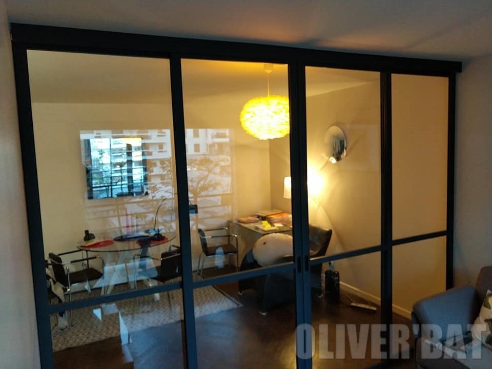 Fourniture et pose sur mesure d'une cloison de séparation coulissante