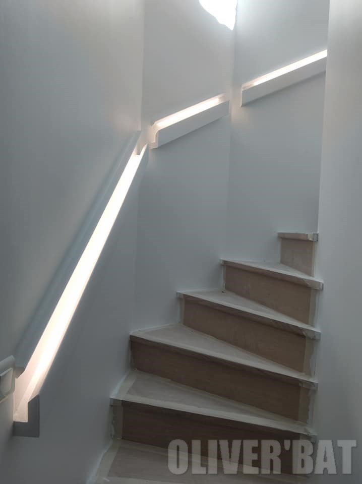 ELECTRICITÉ : Pose de chemin de leds pour main courante escalier.