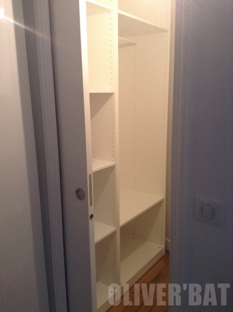 AMENAGEMENT AVEC PORTE ENCASTREE DANS LE MUR