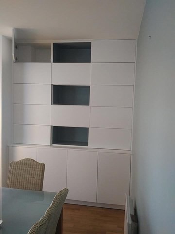 MENUISERIE : Placard de rangement sur mesure toute hauteur.