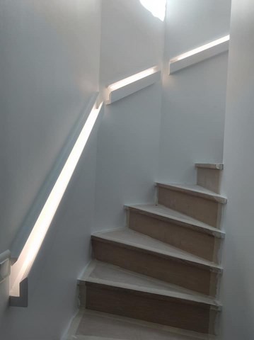 ELECTRICITÉ : Pose de chemin de leds pour main courante escalier.