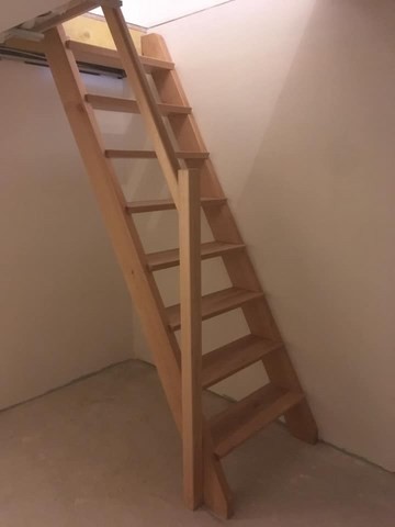 Fourniture et pose d'un escalier sur mesure pour accès mezzanine.