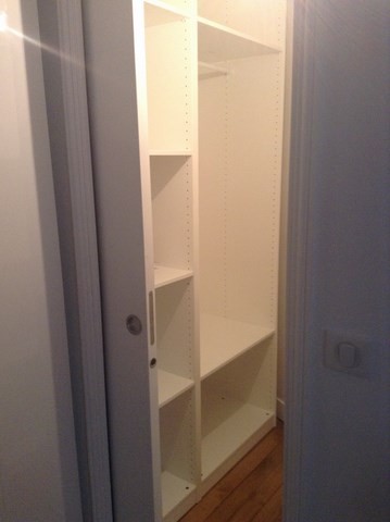 AMENAGEMENT AVEC PORTE ENCASTREE DANS LE MUR