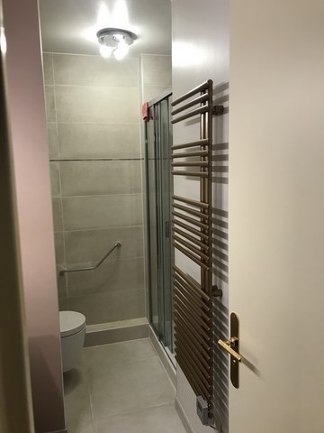 Carrelage, WC suspendu, pose paroi de douche, radiateur et peinture